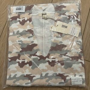 Light Camo V-Neck Short Sleeve top with pockets